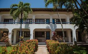 Guarajuba Summer Flat Melhor localização de Guarajuba e melhores Flats Beira Mar de Guarajuba Dispomos de 4 flats decorados no mesmo condomínio Aqui você não precisa de carro para nada Faça tudo à pé